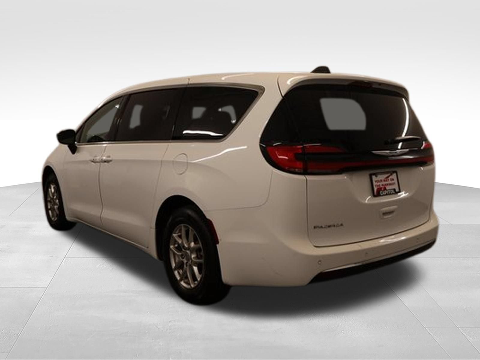 Used 2025 Chrysler Pacifica Select FWD image 4
