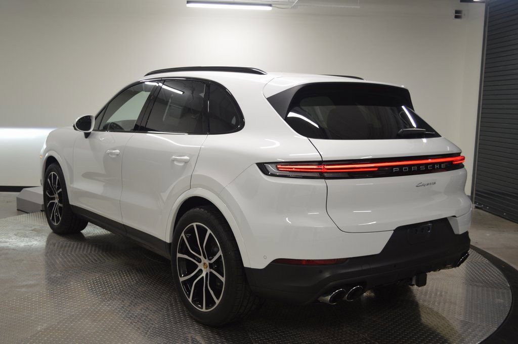 Certified 2025 Porsche Cayenne image 3
