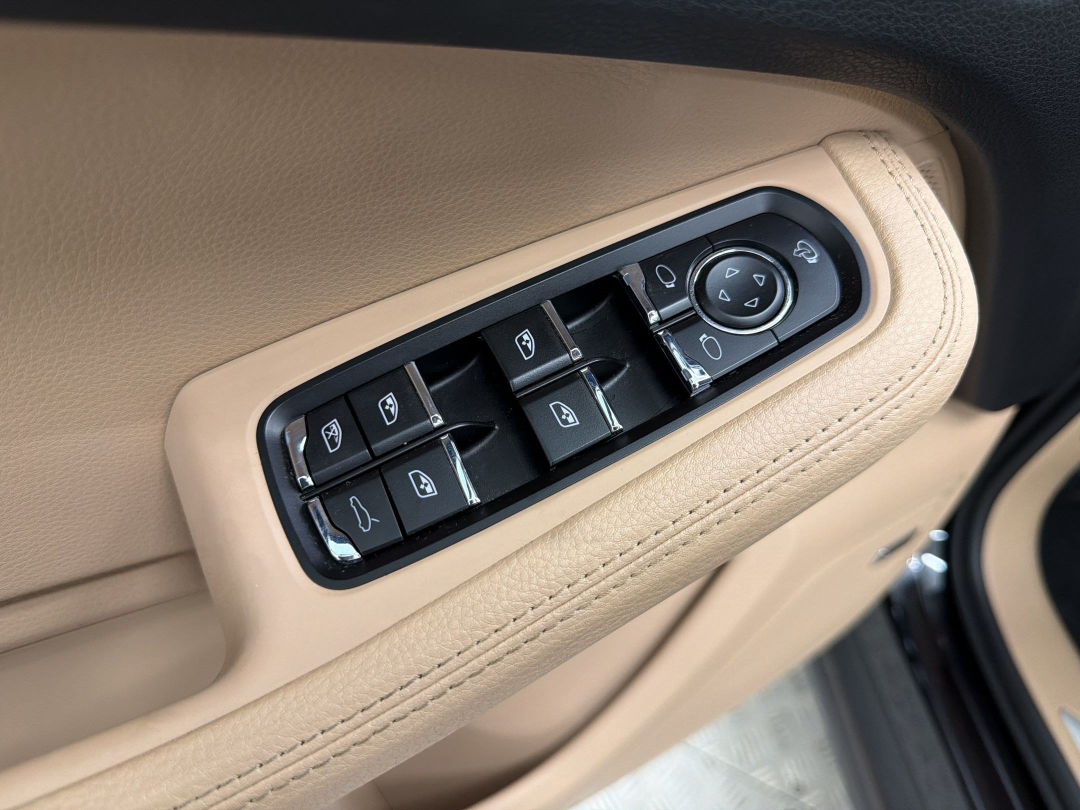 Certified 2023 Porsche Macan S AWD/4WD image 14