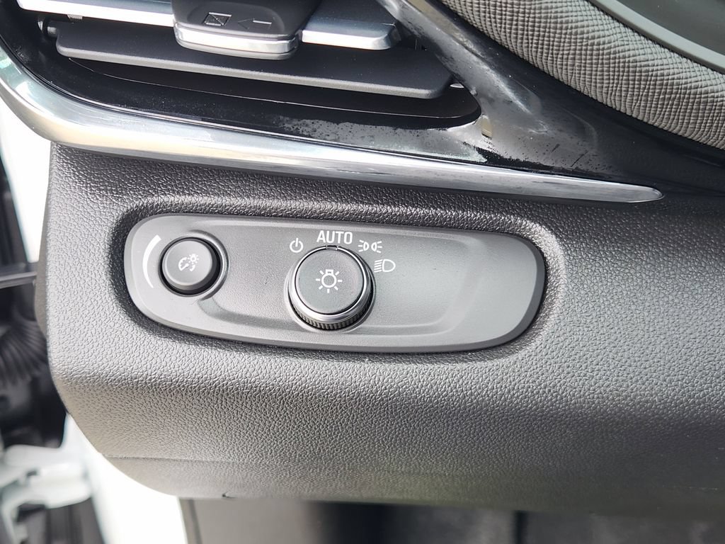 Used 2025 Buick Envista Sport Touring w/ Convenience II Package FWD image 20