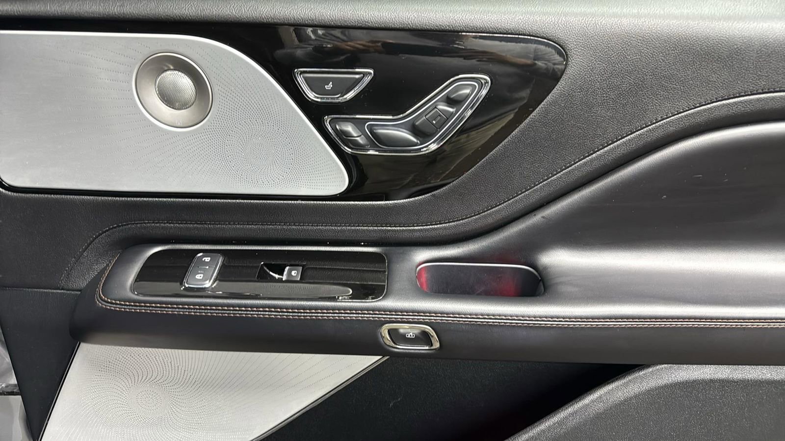 Used 2021 Lincoln Aviator Reserve w/ Equipment Group 202A image 23