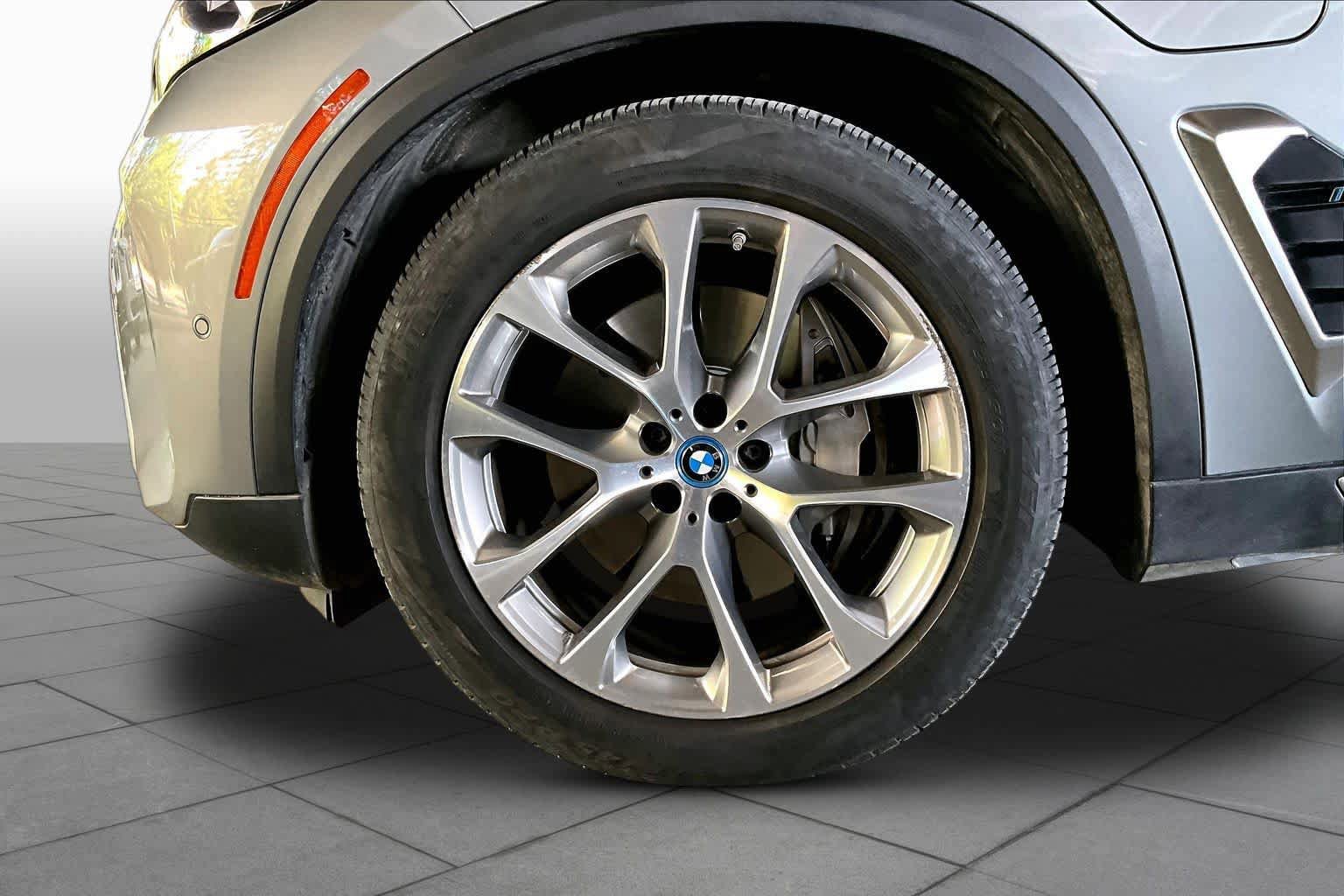 Used 2024 BMW X5 xDrive50e w/ Parking Assistance Package AWD/4WD image 10