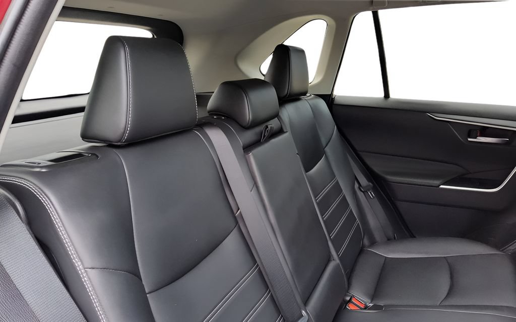 Used 2019 Toyota RAV4 XLE Premium w/ Cold Weather Package AWD/4WD image 33