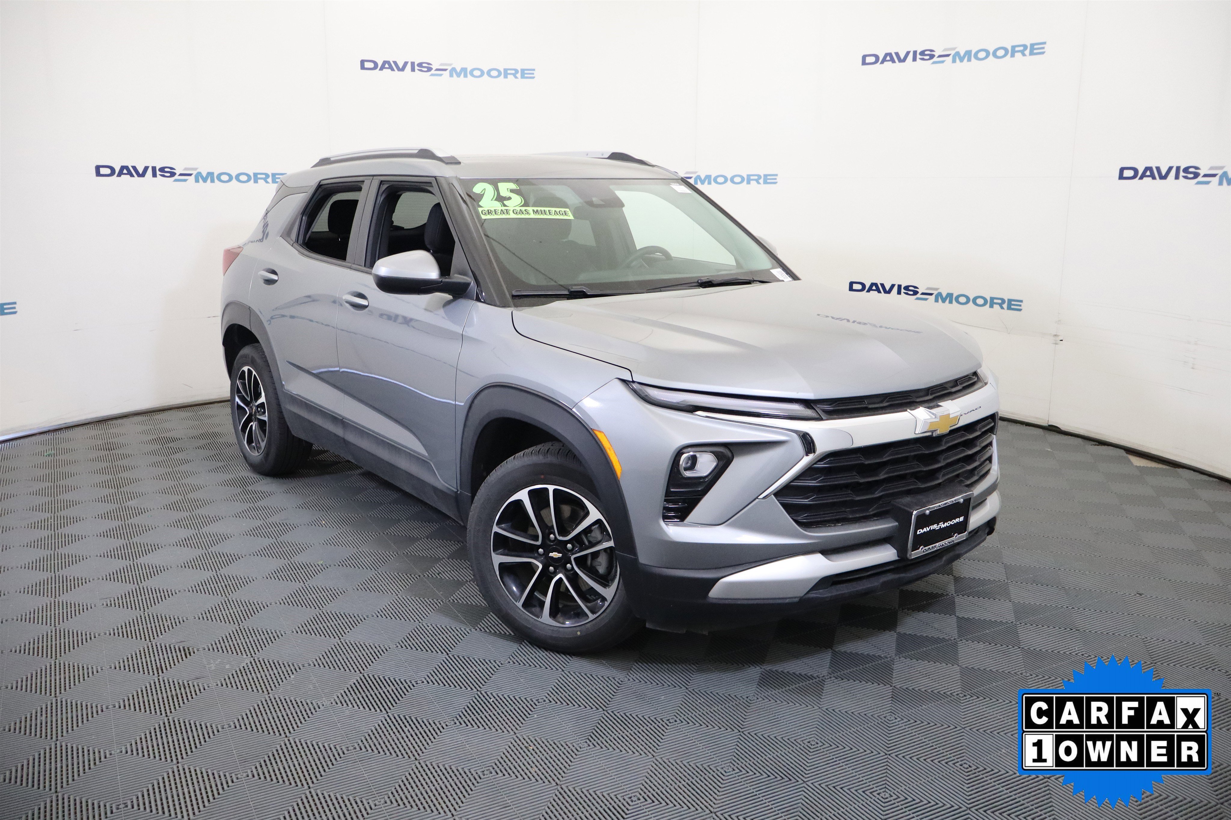 Used 2025 Chevrolet TrailBlazer LT AWD/4WD image 2
