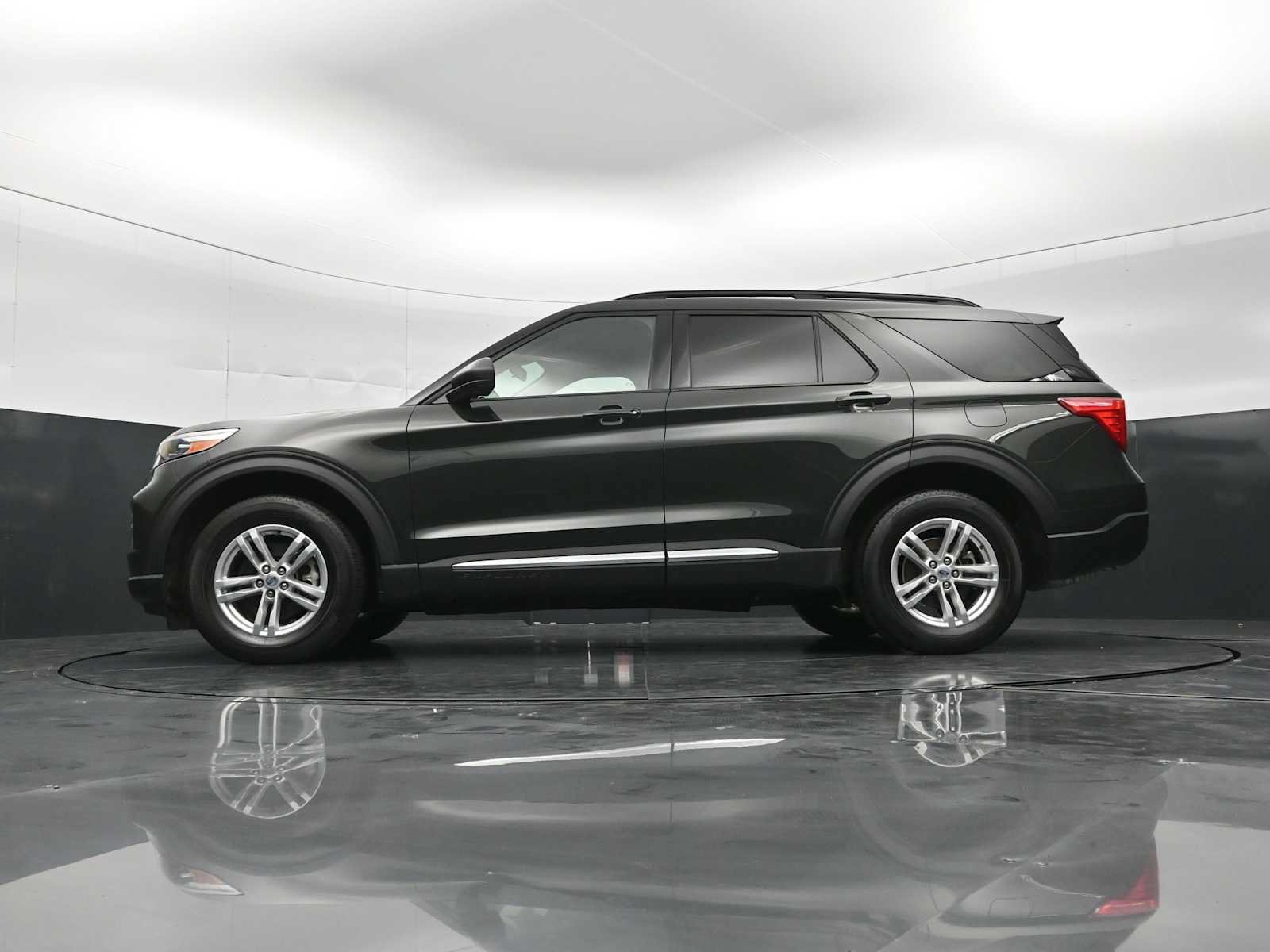 Used 2022 Ford Explorer XLT w/ Equipment Group 202A AWD/4WD image 32