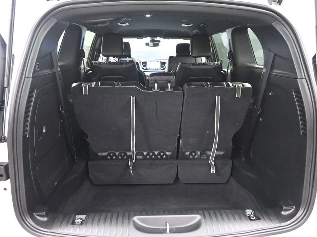 Used 2025 Chrysler Pacifica Select image 11