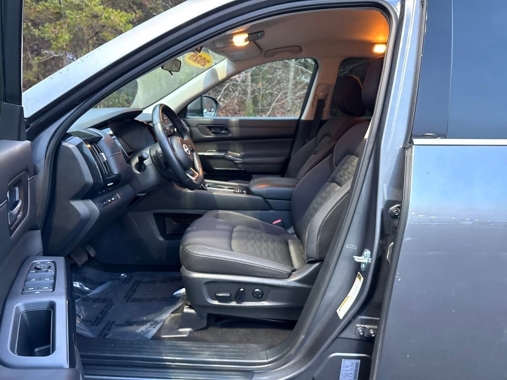 Used 2025 Nissan Pathfinder SV image 12