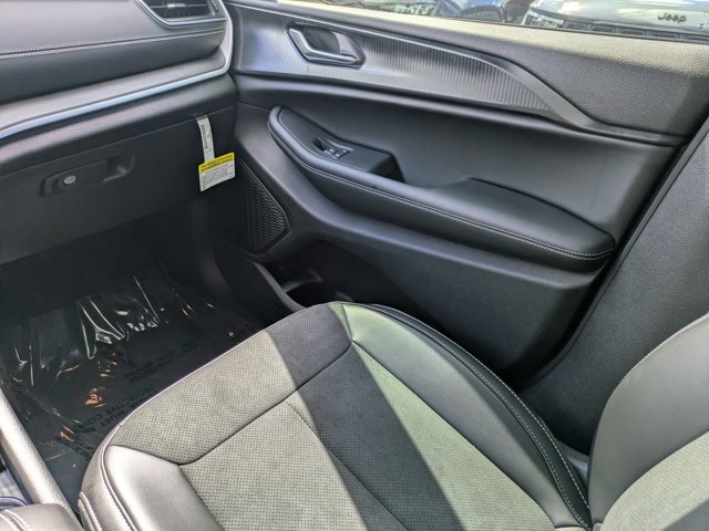 New 2025 Jeep Grand Cherokee L Altitude image 15