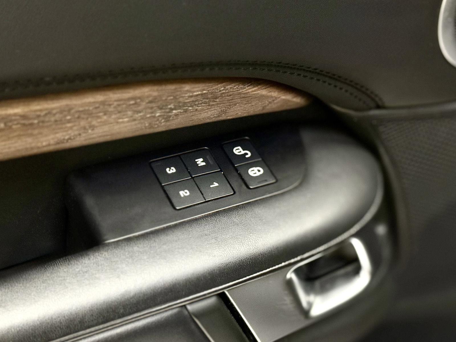 Used 2020 Land Rover Discovery HSE Luxury image 12