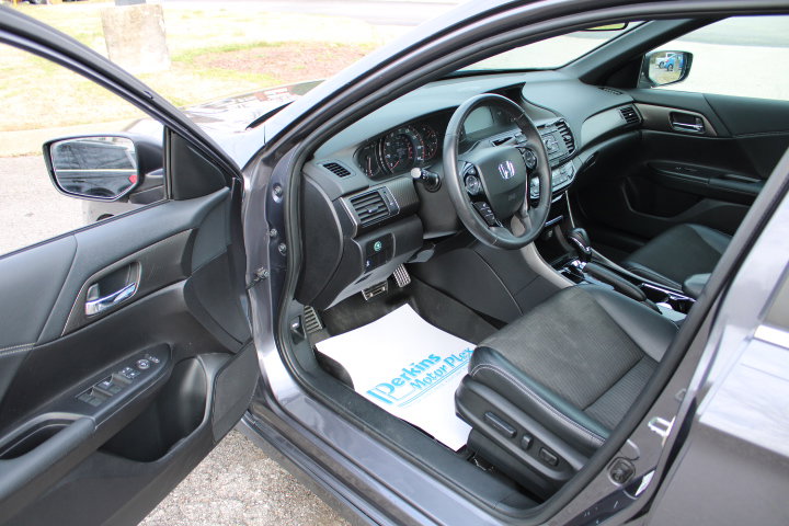 Used 2017 Honda Accord Sport image 3