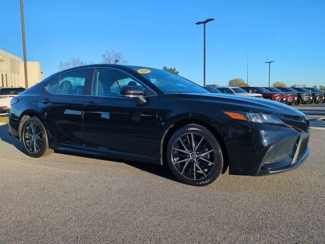 Used 2024 Toyota Camry SE image 2