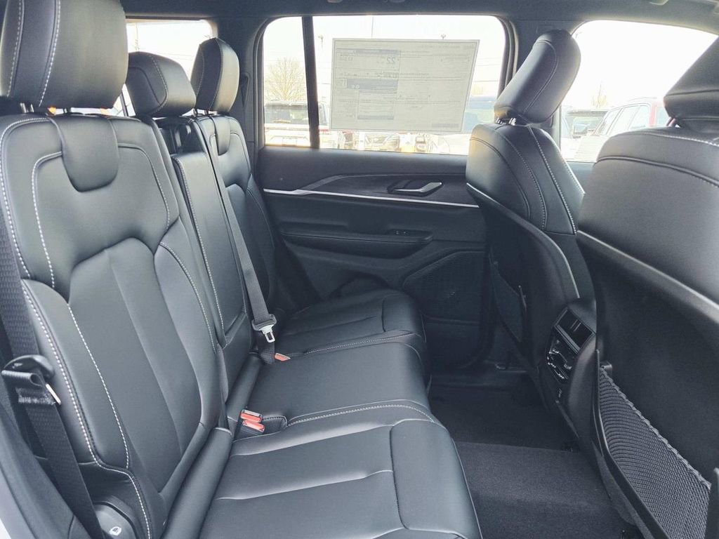 New 2025 Jeep Grand Cherokee Limited w/ Black Appearance Package AWD/4WD image 16