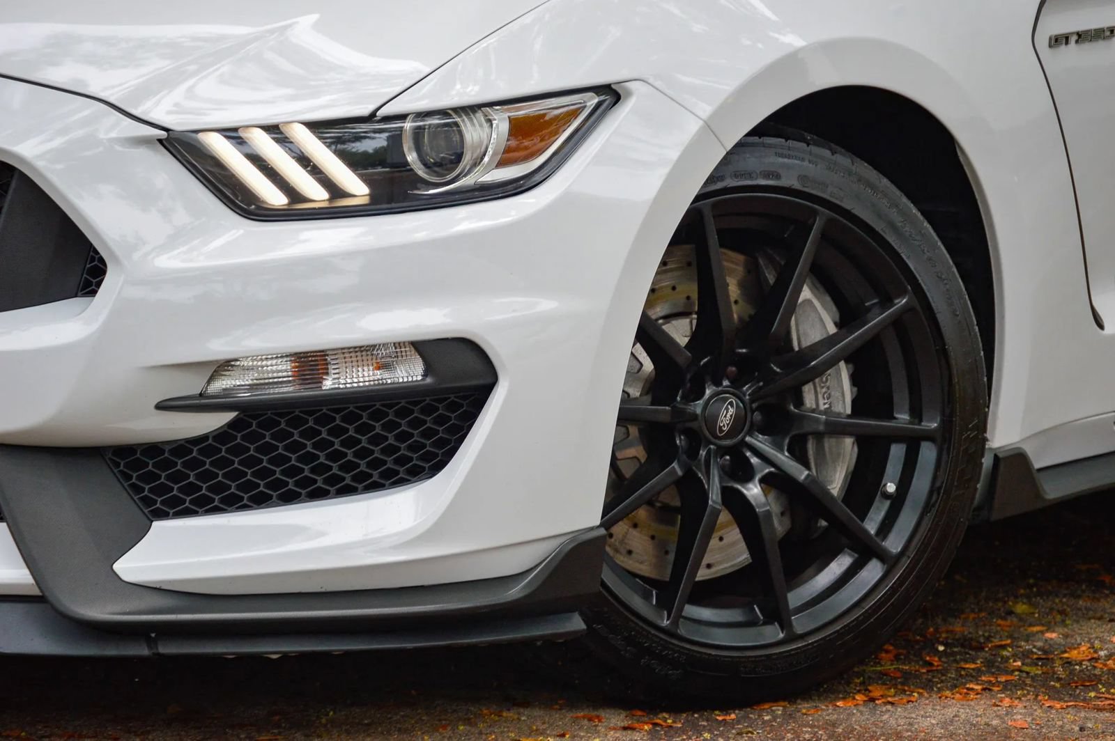 Used 2018 Ford Mustang Shelby GT350 w/ Convenience Package RWD image 2