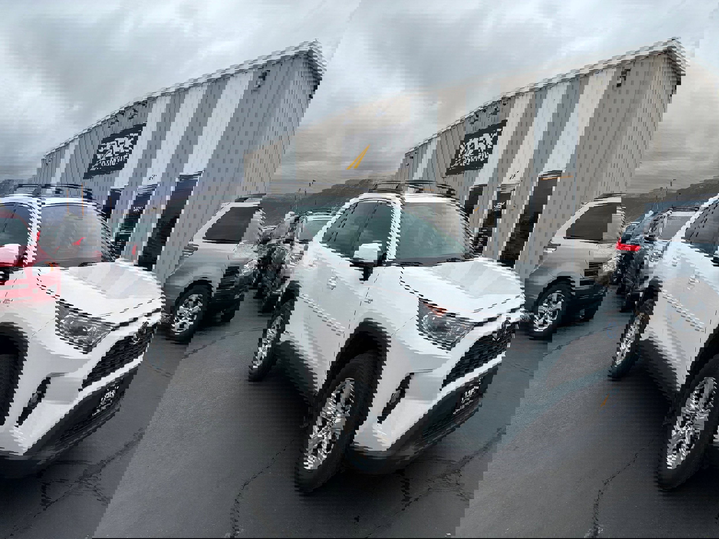 Used 2020 Toyota RAV4 XLE image 1