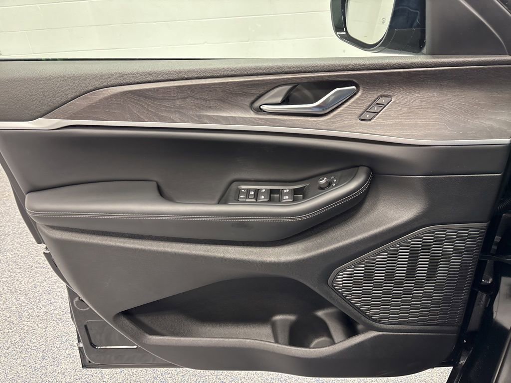 New 2025 Jeep Grand Cherokee Limited w/ Black Appearance Package image 31