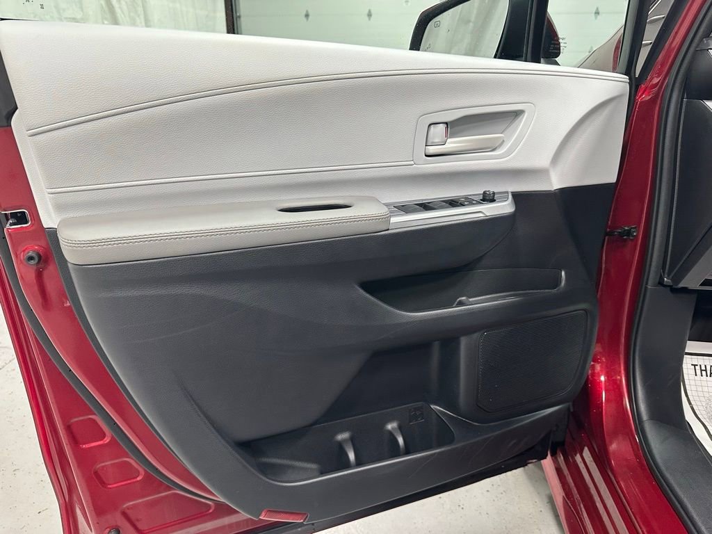 Used 2025 Toyota Sienna LE image 7
