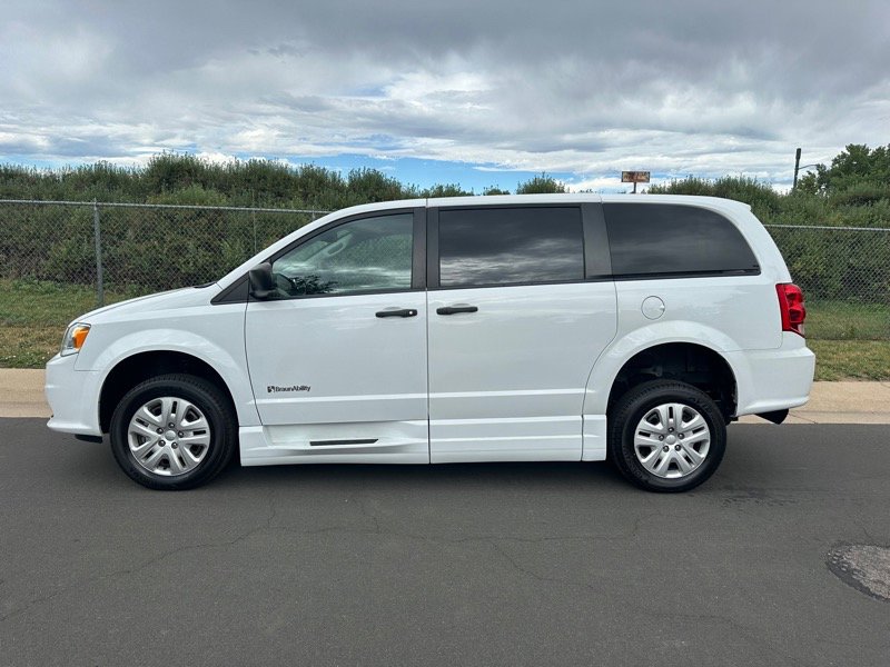 Used 2019 Dodge Grand Caravan SE image 3