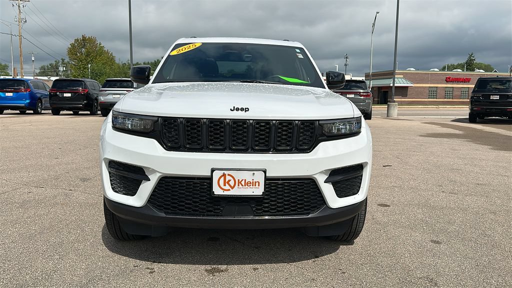 Used 2025 Jeep Grand Cherokee Altitude AWD/4WD image 2