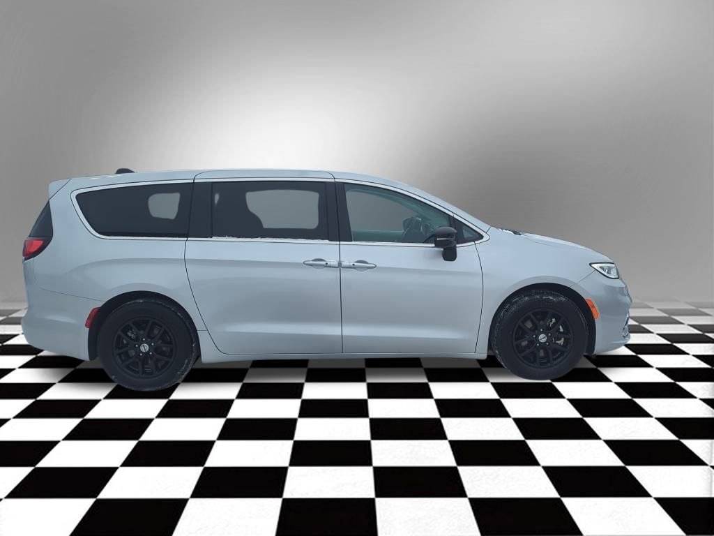 Used 2024 Chrysler Pacifica Touring-L image 6