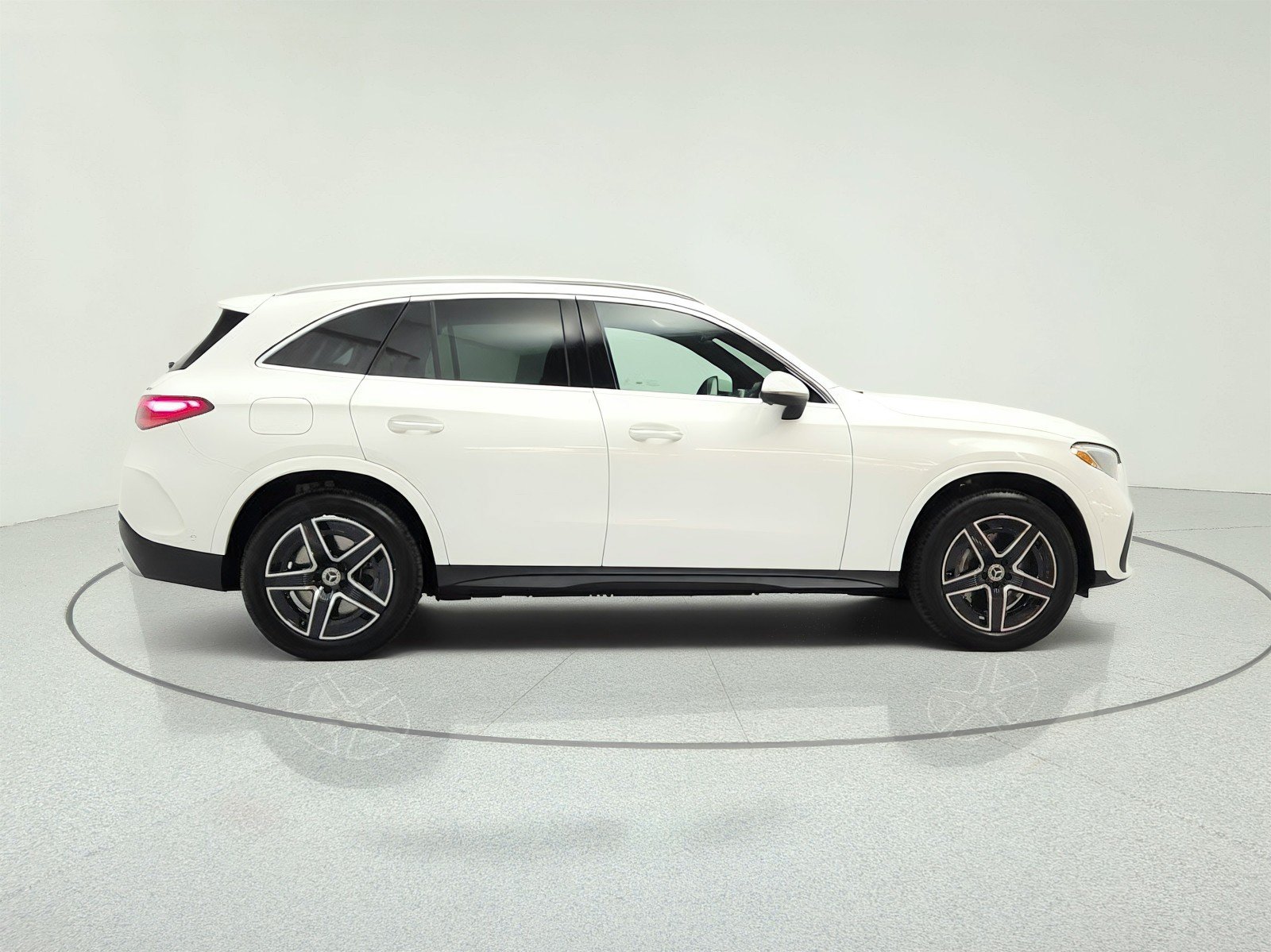 Used 2025 Mercedes-Benz GLC 350e 4MATIC image 4