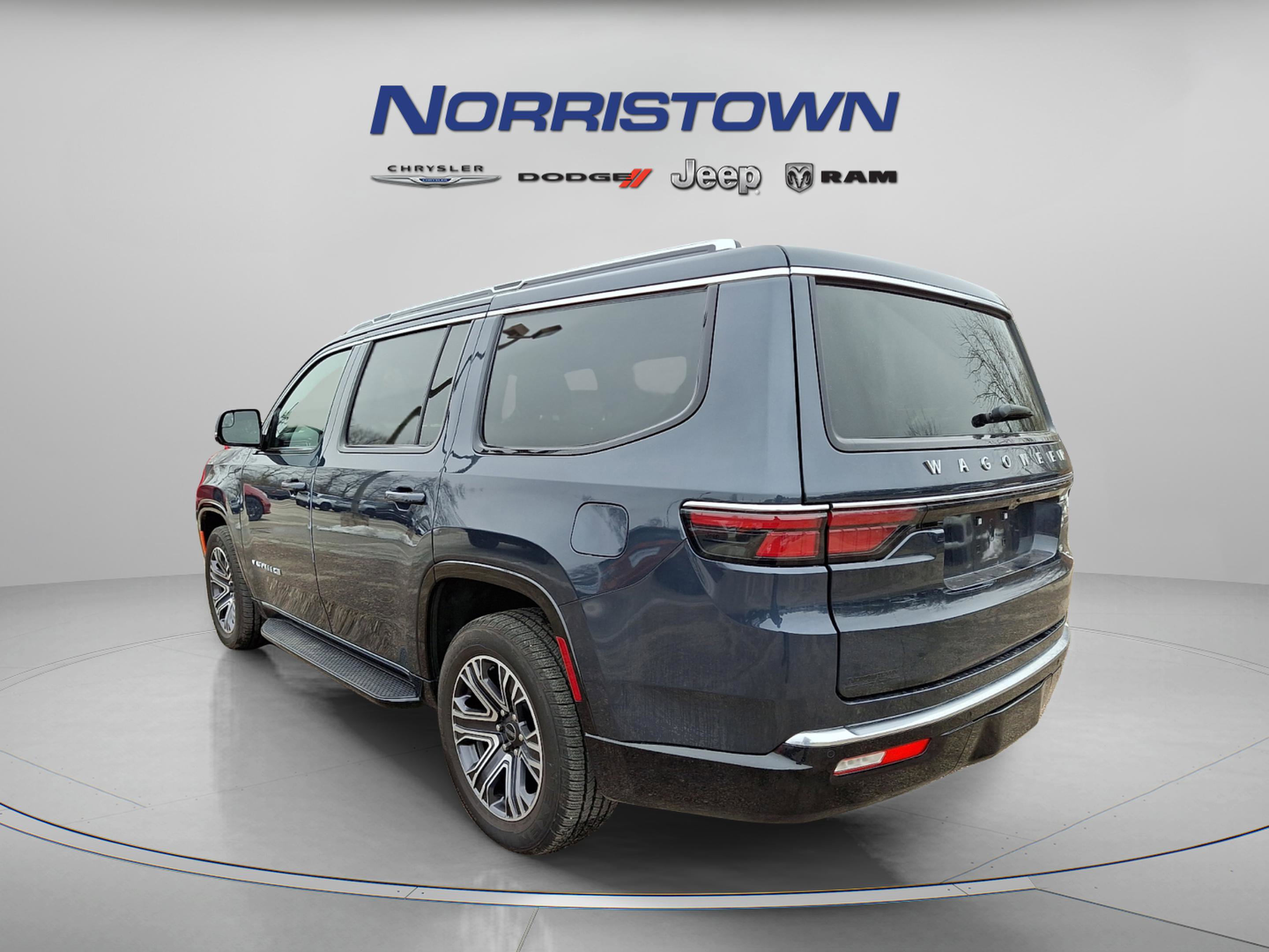 Used 2025 Jeep Wagoneer 4WD w/ Premium Group I image 4