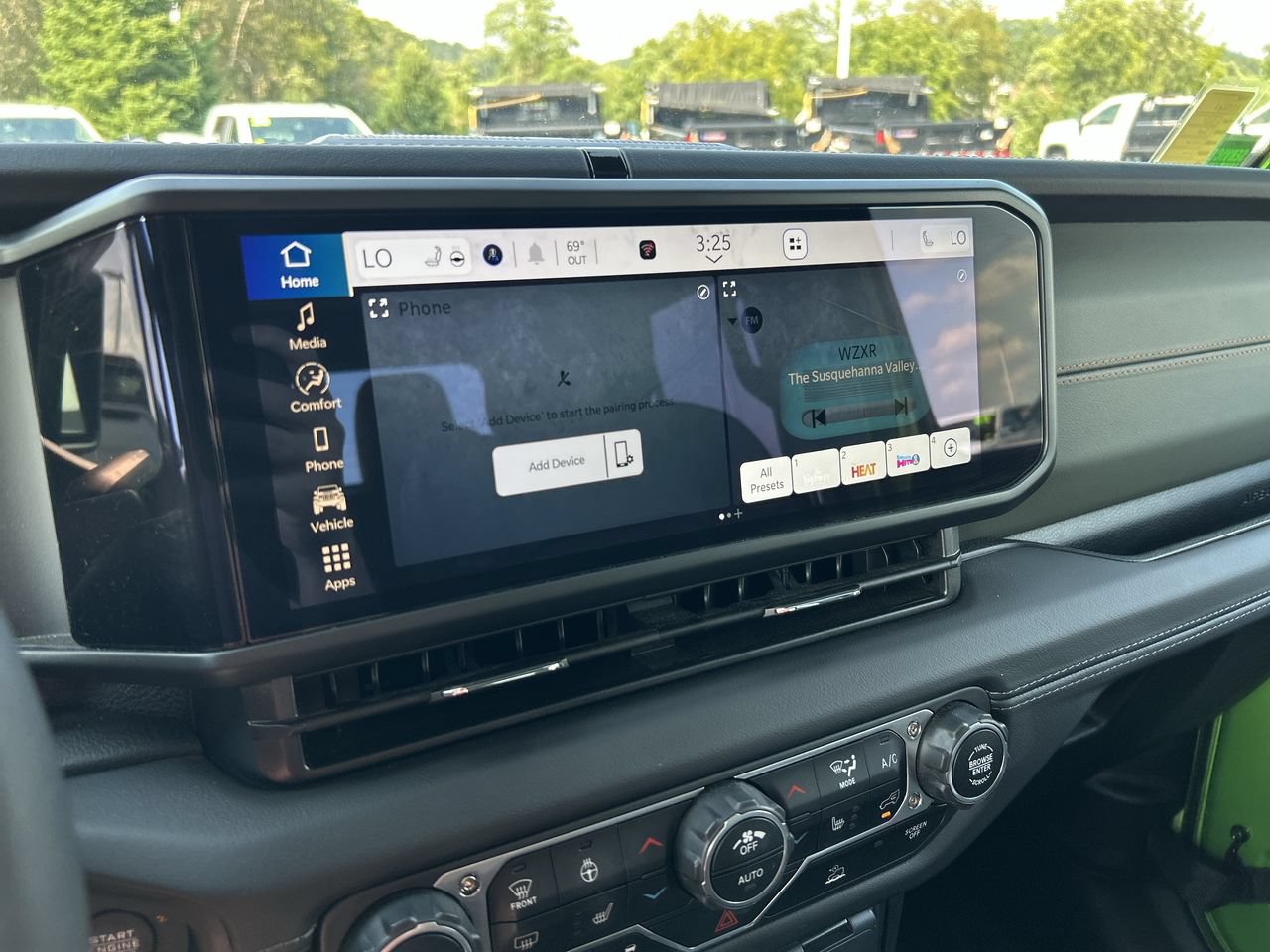 Used 2025 Jeep Gladiator Mojave w/ Convenience Group AWD/4WD image 27