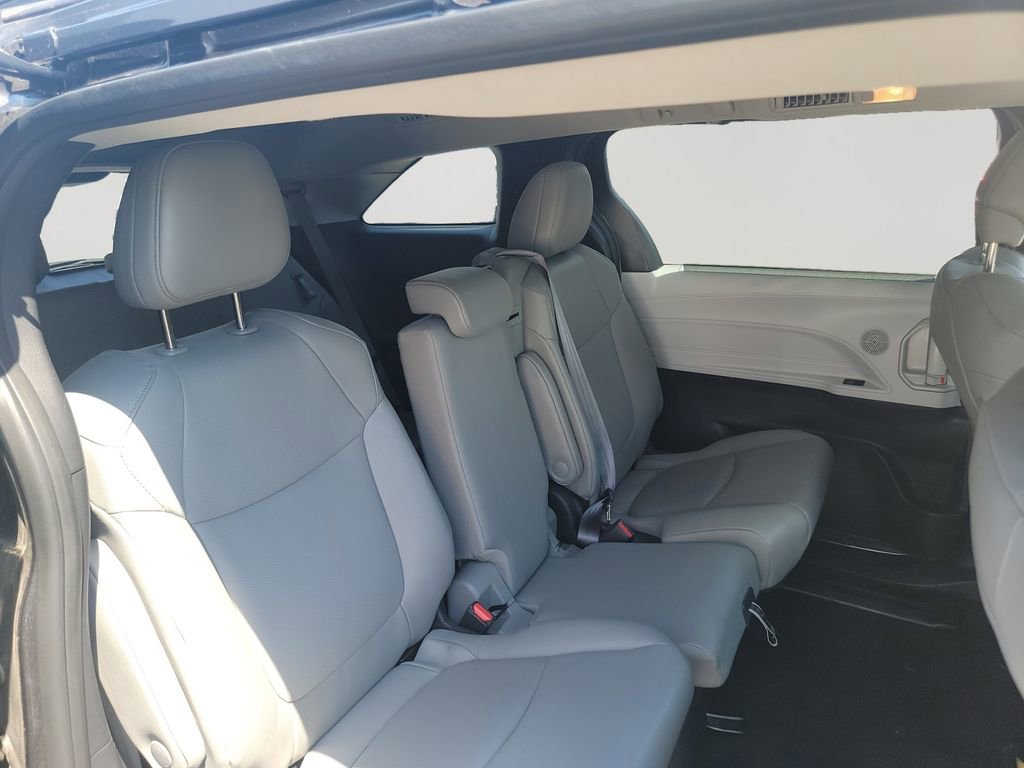Used 2025 Toyota Sienna XLE FWD image 12