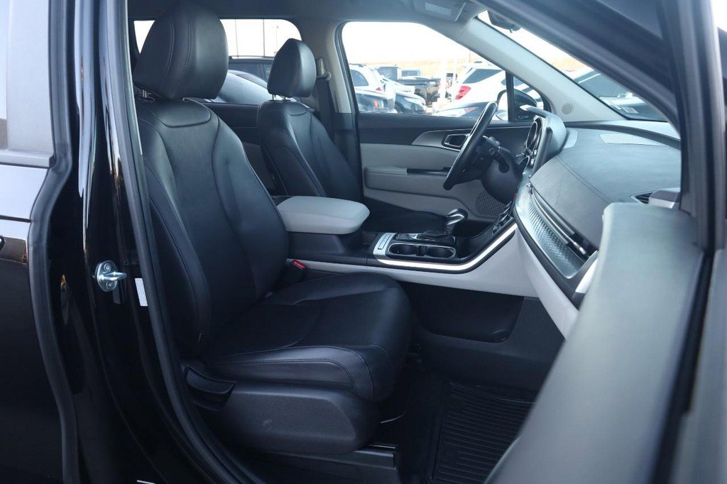 Used 2024 Kia Carnival LX image 27