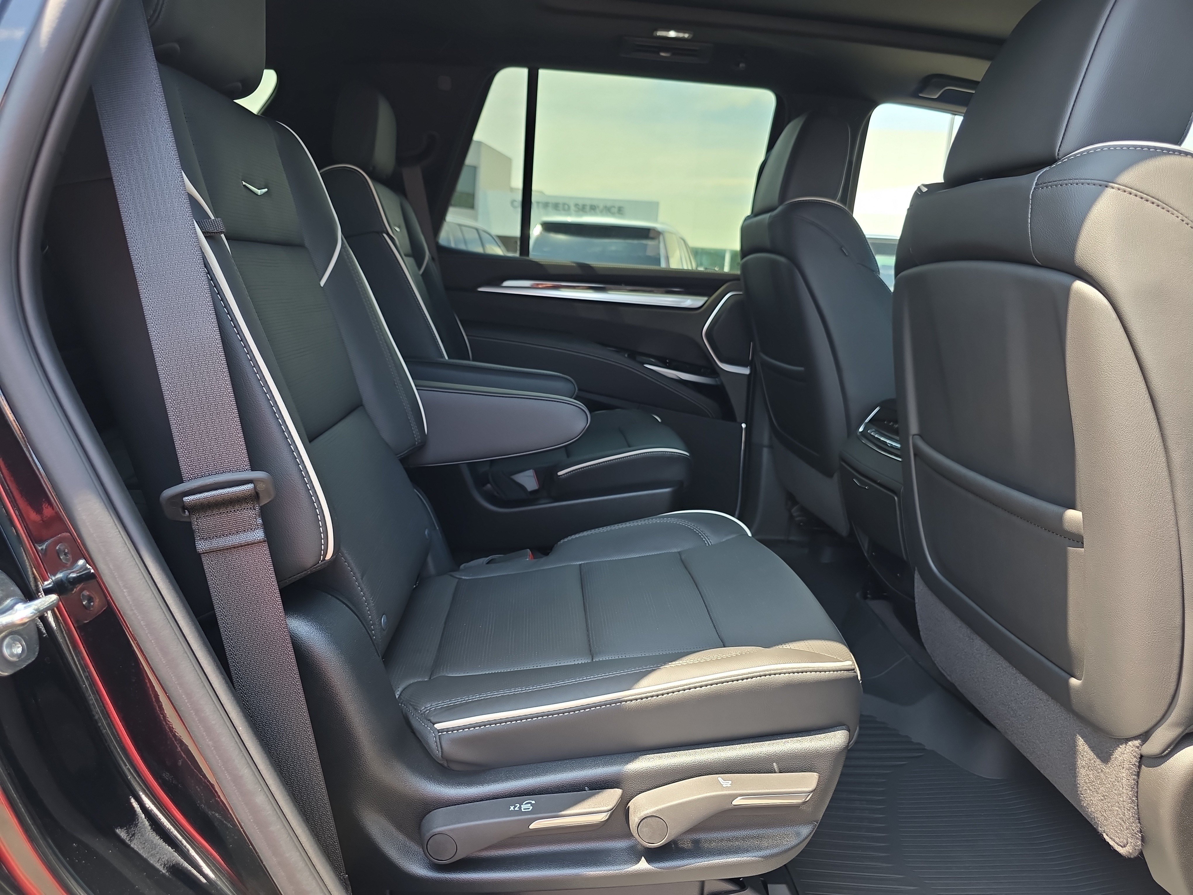 Used 2026 Cadillac Escalade Luxury w/ LPO, Floor Liner Package AWD/4WD image 15
