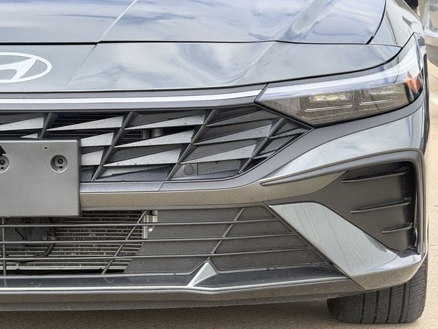 Used 2025 Hyundai Elantra Hybrid FWD image 8