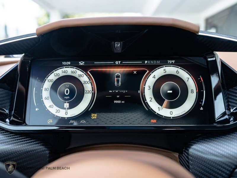 Used 2025 Aston Martin Vanquish image 14