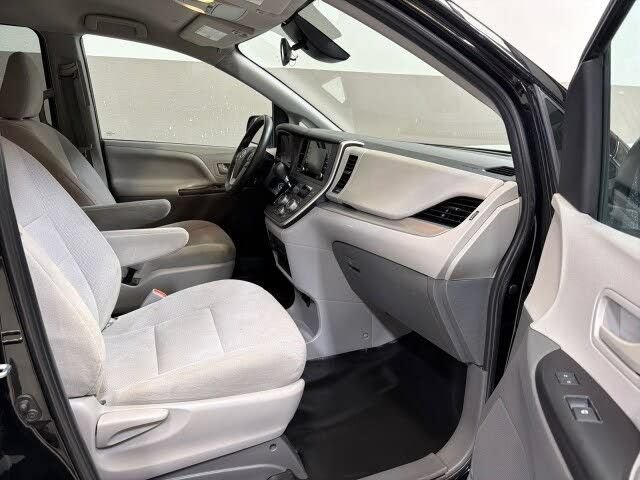 Used 2020 Toyota Sienna L FWD image 37