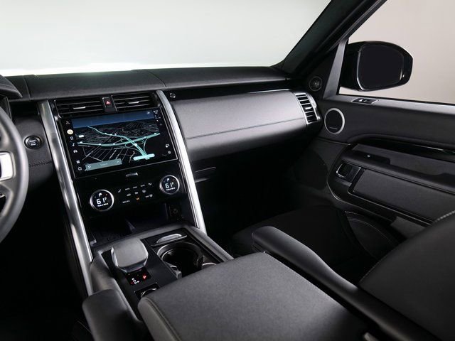 Used 2025 Land Rover Discovery S image 15