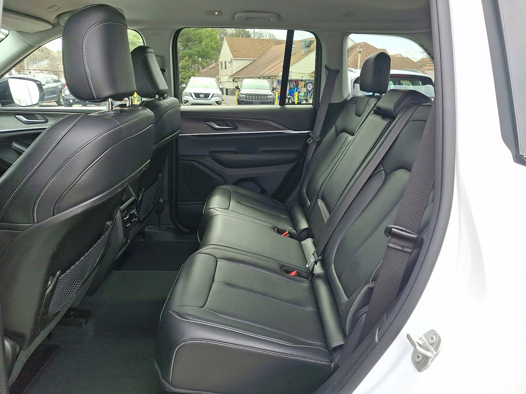 Used 2023 Jeep Grand Cherokee Limited image 20