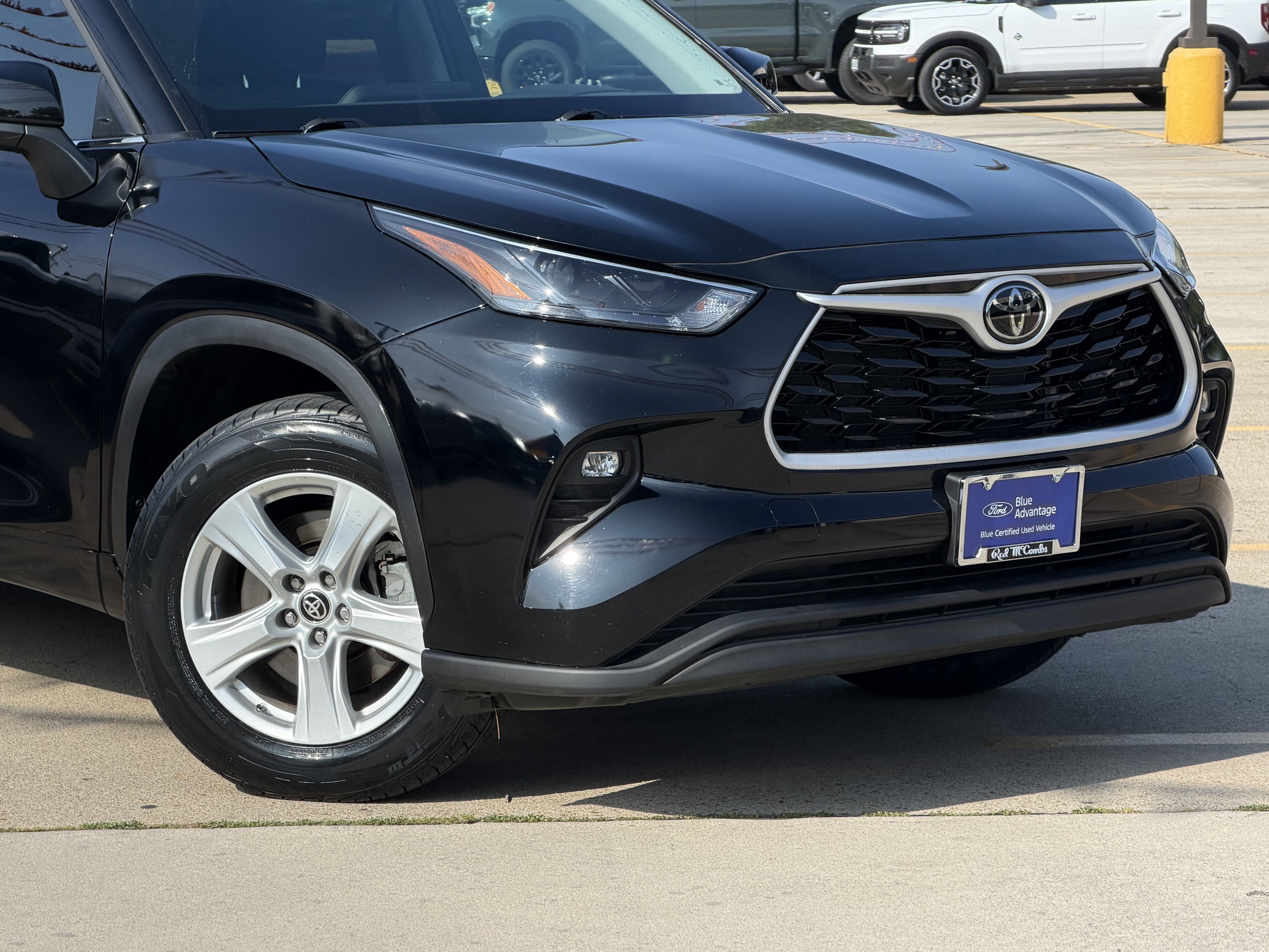 Used 2025 Toyota Highlander LE FWD image 2