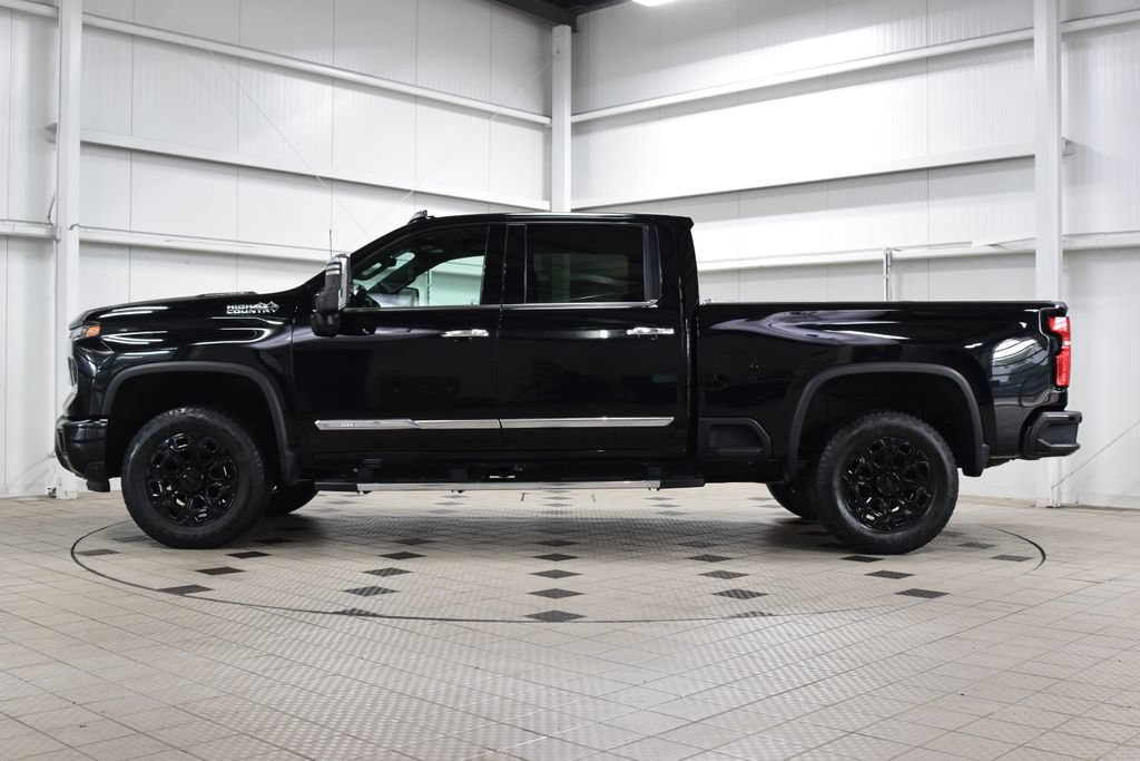 Used 2024 Chevrolet Silverado 3500 High Country w/ Technology Package AWD/4WD image 4