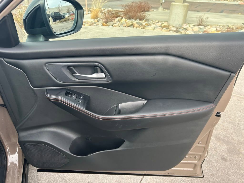 Used 2025 Nissan Rogue SV image 32