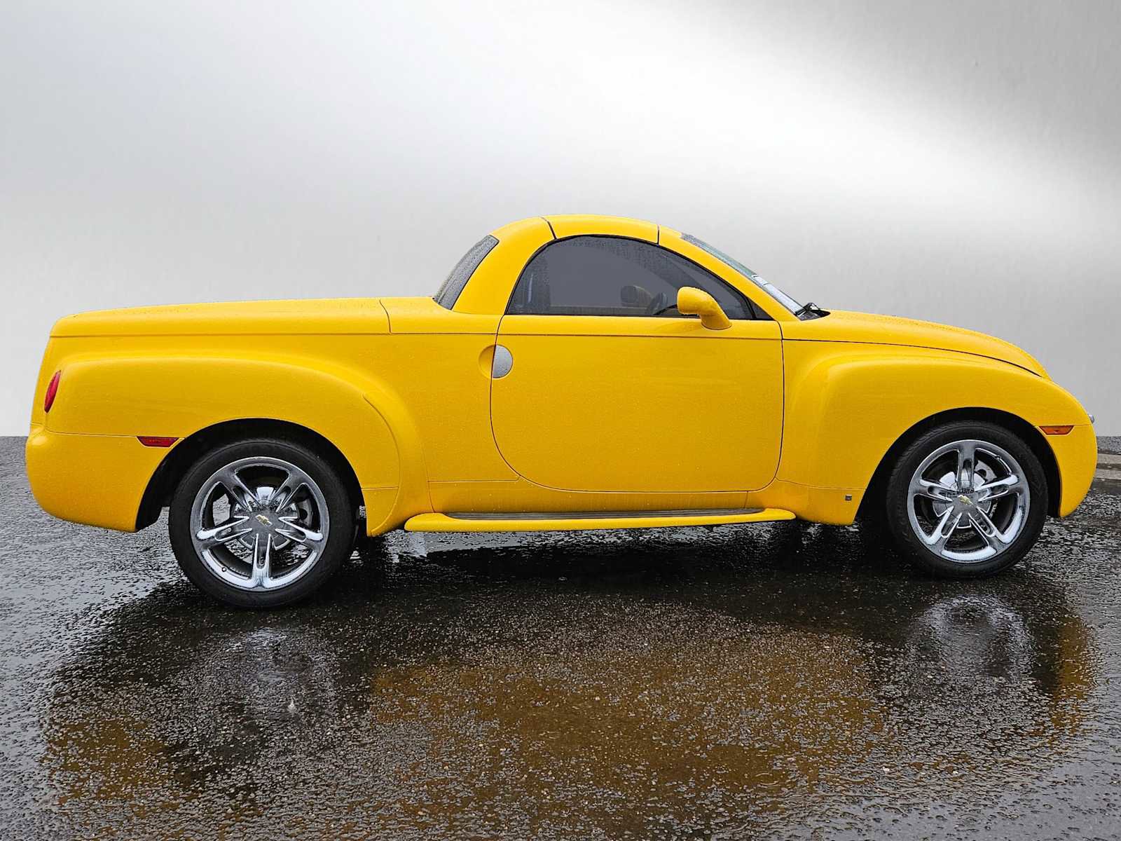 Used 2006 Chevrolet SSR w/ Preferred Equipment Group image 2