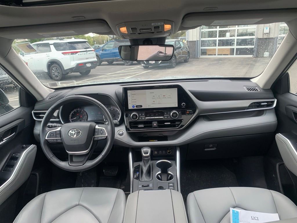 Used 2023 Toyota Highlander XLE AWD/4WD image 26