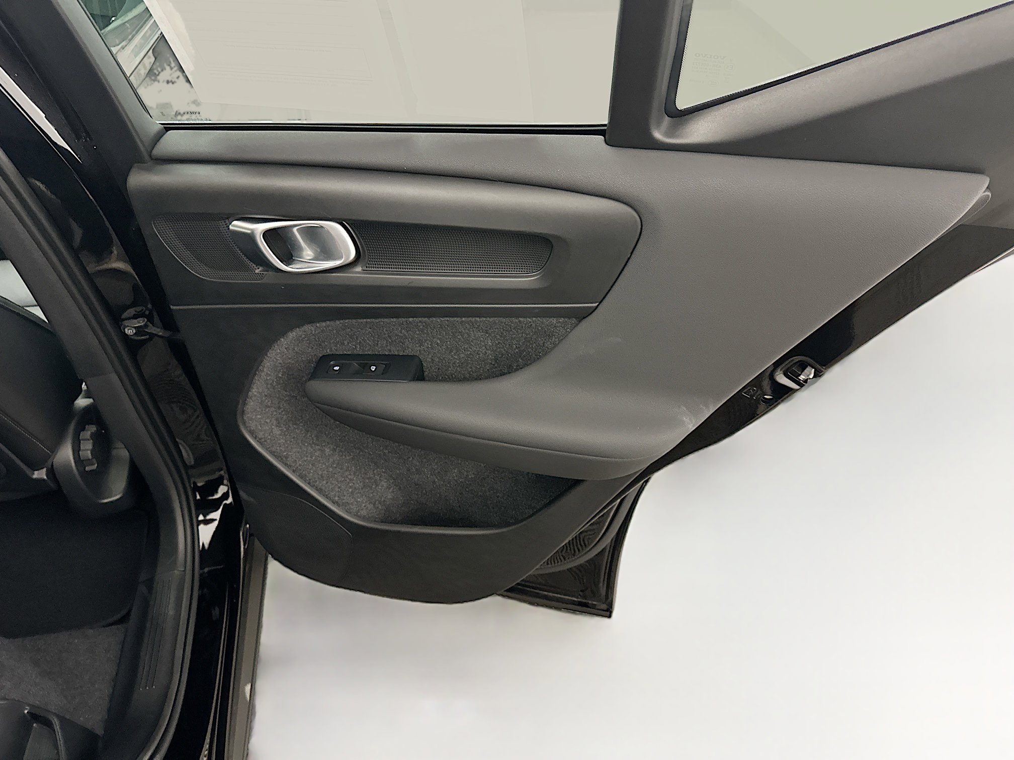 Used 2025 Volvo XC40 B5 Core image 31