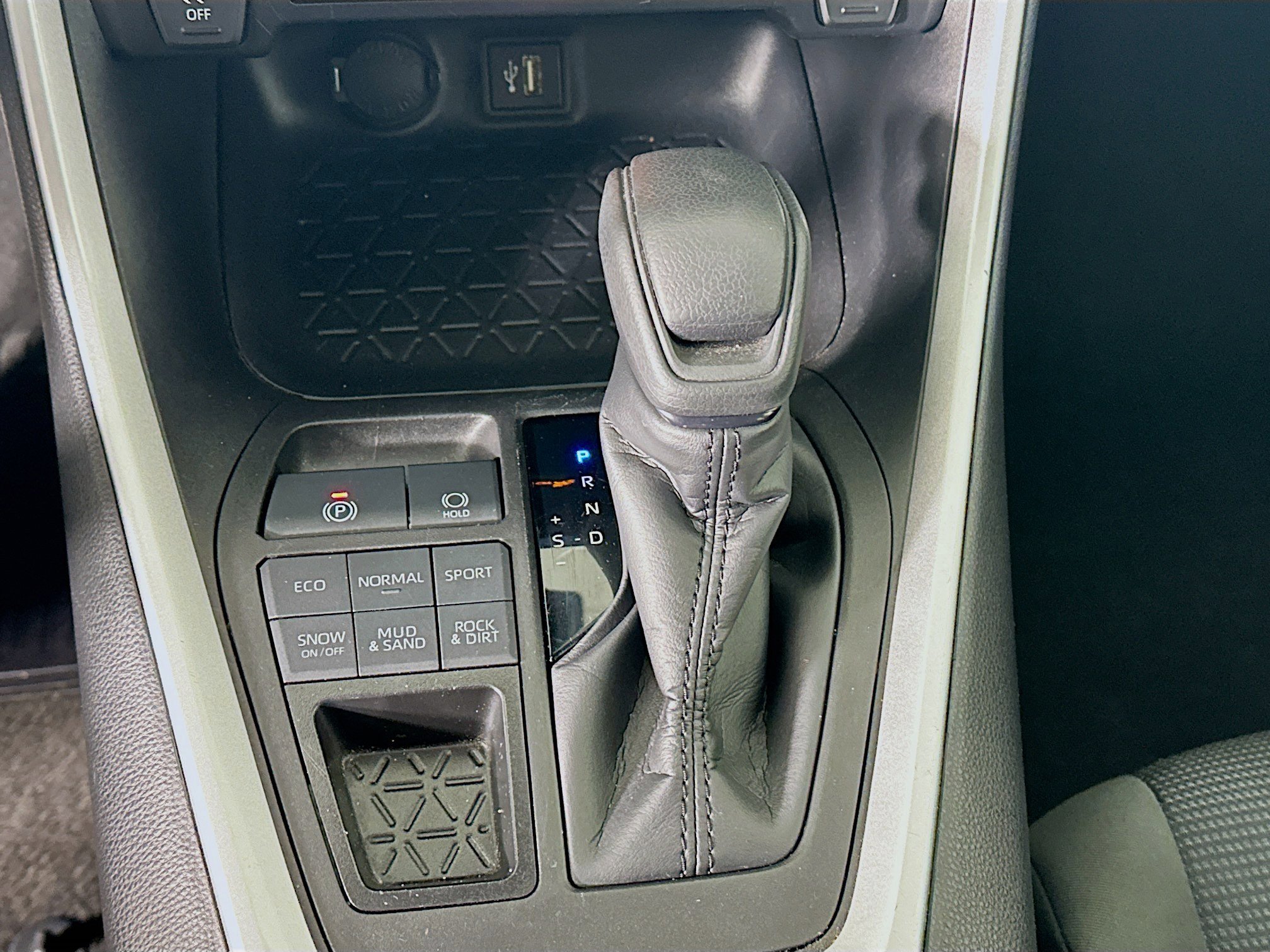 Used 2024 Toyota RAV4 LE image 23