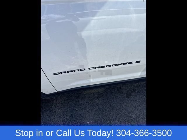 Used 2023 Jeep Grand Cherokee Limited w/ Black Appearance Package AWD/4WD image 4