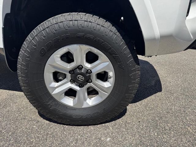 Used 2015 Toyota 4Runner SR5 AWD/4WD image 2