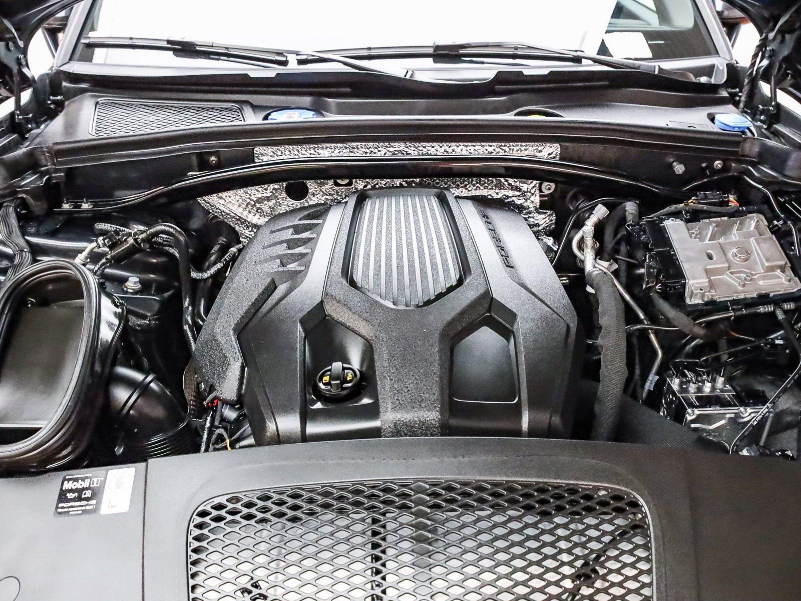 Certified 2025 Porsche Macan image 32