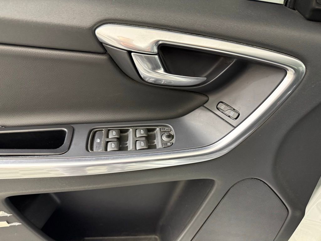 Used 2016 Volvo XC60 T6 w/ Proximity Package AWD/4WD image 14