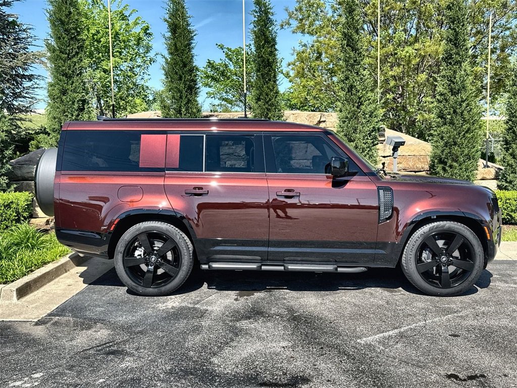 Used 2025 Land Rover Defender 130 X-Dynamic SE image 6