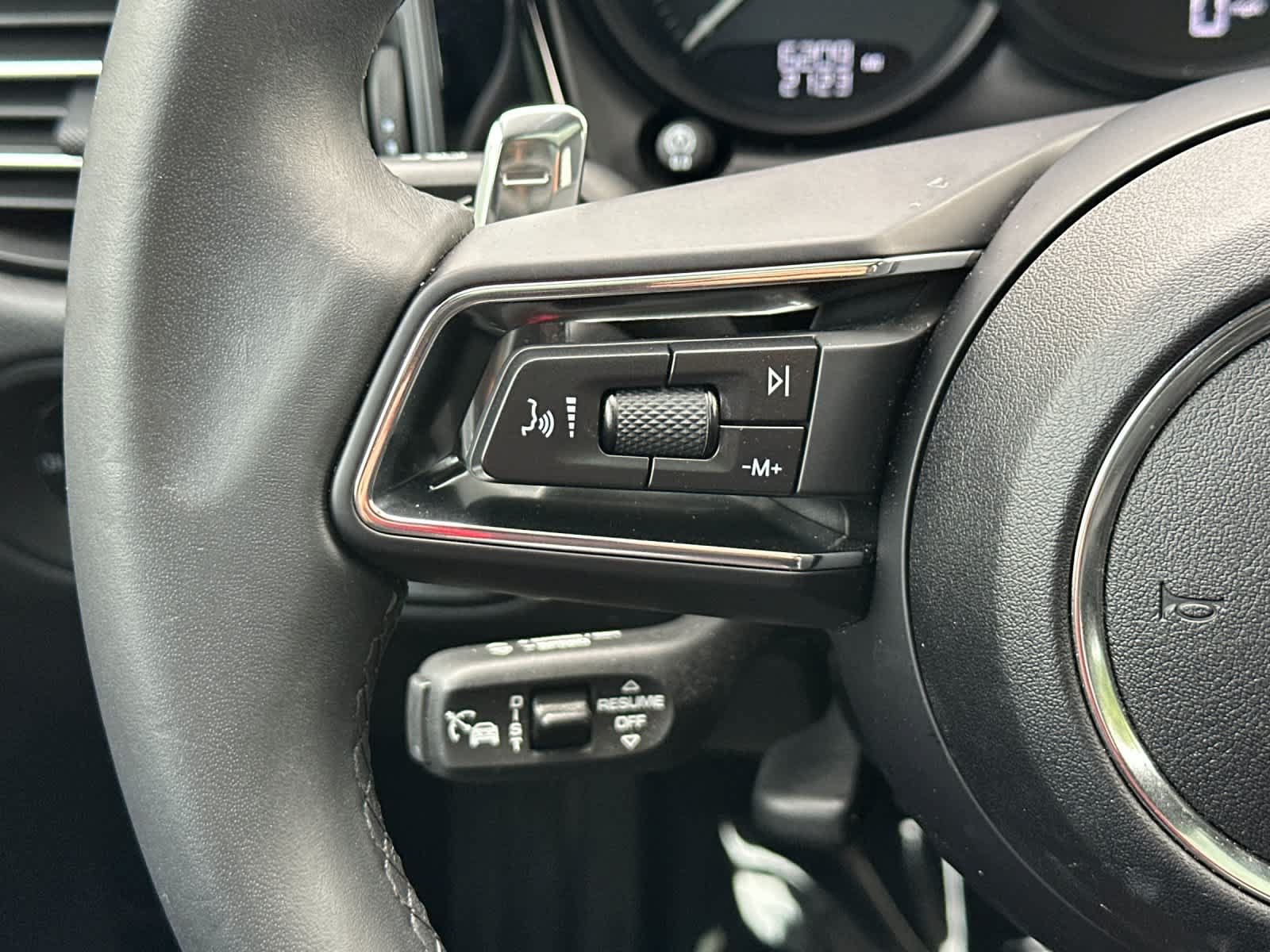 Certified 2025 Porsche Macan AWD/4WD image 26