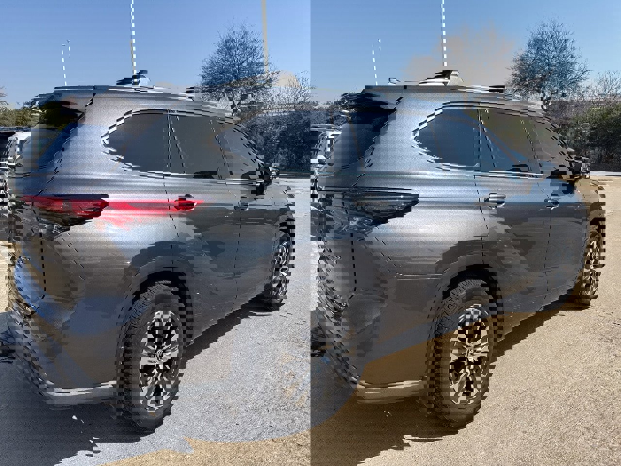 Used 2020 Toyota Highlander XLE image 2