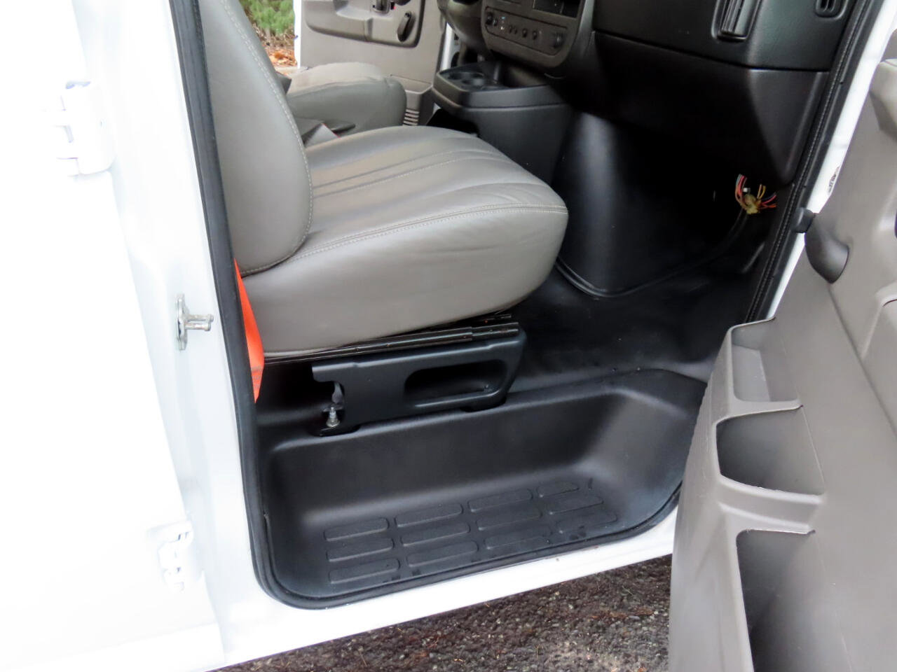 Used 2013 Chevrolet Express 2500 image 21