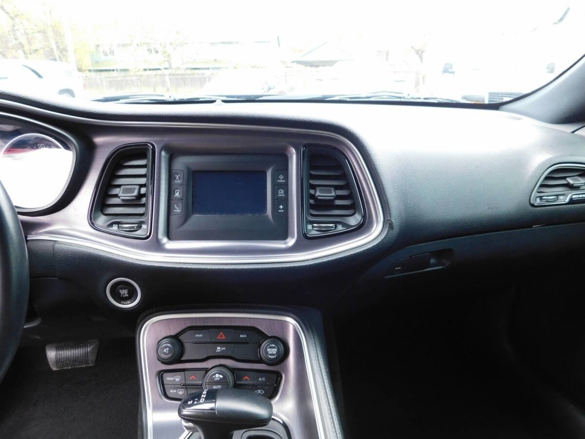 Used 2015 Dodge Challenger SXT image 7